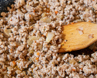 Poucas pessoas sabem, mas é um erro com a cebola que deixa a carne moída pálida