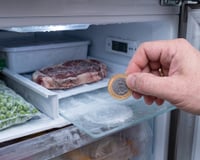 Poucas pessoas sabem disso: colocar uma moeda no congelador pode ser uma boa ideia