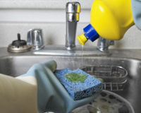 O que significa colocar vinagre no detergente: o truque simples que aprendi com a minha diarista para lavar pratos