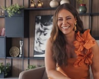 Aos 44 anos, Paolla Oliveira tem casa de 1,7 mil m² no Rio de Janeiro, envolta pela vegetação nativa da Barra da Tijuca, com ambientes integrados, obras minimalistas e objetos que contam sua trajetória