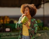 Quase ninguém sabe, mas existe um momento ideal para beber água de coco e aproveitar todos os seus nutrientes e benefícios