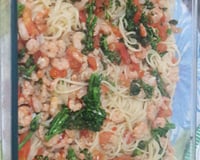 Macarronada com camarão e brócolis