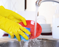 Louças: lavar da maneira tradicional ou na máquina?