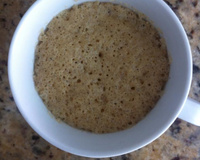 Bolo de caneca de canela com doce de leite