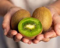 Adeus noites mal dormidas: pesquisa revela que comer kiwi antes de dormir pode ajudar a pegar no sono mais rápido