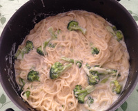 Espaguete ao molho branco com brócolis