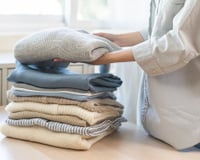 Diga adeus ao cheiro de umidade nas roupas com 7 truques práticos para usar no inverno