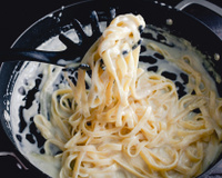 Receita de macarrão de preguiçoso com 4 ingredientes é perfeito para degustar depois de um dia cansativo