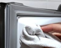 Se sua mãe não te ensinou, eu te ensino: é assim que você deve limpar a borracha da geladeira!