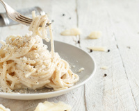 A ciência por trás do cacio e pepe: finalmente entendi por que o molho com queijo e água sempre dava errado e agora sempre acerto!