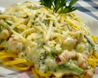 Macarrão com brócolis e creme branco