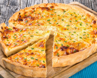 Torta salgada de outono com cebola e queijo é gostosa, molhadinha e muito mais fácil do que você imagina