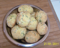 Pãezinhos de ervas e queijo ralado muito fáceis