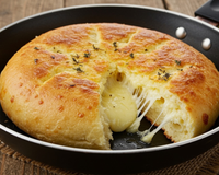 Descobri como fazer pão de queijo na frigideira com só 3 ingredientes: uma receita prática do TudoGostoso que fica pronta em 10 minutos