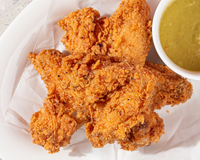 É muito fácil fazer um frango empanado supercrocante sem ovo se você misturar a farinha de trigo por esse outro ingrediente