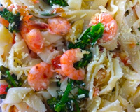 Macarronada com camarão e brócolis