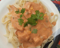 Macarrão com estrogonofe de frango rápido e fácil