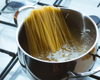 Cirurgião bariátrico revelou por que os italianos não engordam comendo macarrão e o segredo está no cozimento