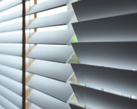 Se você tem meias velhas em casa, você tem um tesouro: esse truque com a peça ajuda a limpar as persianas e deixá-las como se fossem novas