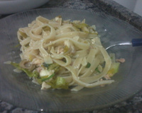 Espaguete alho e óleo com couve e almôndegas