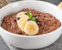 Mingau de aveia feito com cacau e banana: um café da manhã saudável, rico em fibras e vitaminas