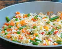 Aprendi com uma nutri essas 6 ideias simples para deixar o arroz branco de todo dia mais nutritivo e saudável