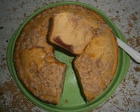 Bolo com recheio de goiabada e cobertura crocante