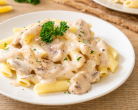 Molho branco simples que transforma qualquer macarrão em prato de festa: receita fácil surpreende