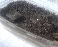 Pavê de bolacha maisena com creme branco e creme preto