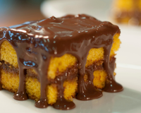 A calda perfeita para bolo de cenoura: brilhante, grossa e bem chocolatuda