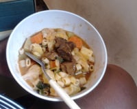 Sopa de macarrão, legumes e carne