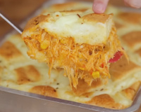 Aprenda a fazer uma torta cremosa de frango com catupiry: a massa é feita no liquidificador e rende muito