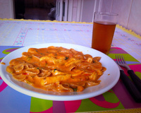 Macarrão com estrogonofe de frango rápido e fácil