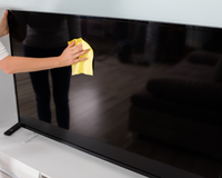 Um truque simples para limpar a tela da sua TV e deixar sem marcas