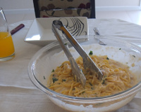 Macarrão fácil à carbonara com molho branco e majericão