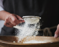 Finalmente colocamos fim ao debate: é preciso peneirar farinha antes de fazer uma receita?