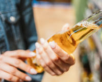 Morte e internações por metanol na bebida alcoólica: como se proteger antes de consumir álcool, segundo alerta urgente do Ministério da Justiça