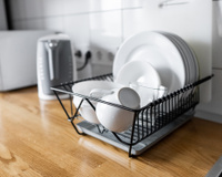 Louça empilhada nunca mais: esses escorredores de louça espaçosos estão com até 40% de desconto na Amazon