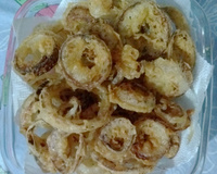 Cebola frita com molho de maionese e pimenta biquinho