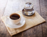 Beber a água com gás antes ou depois do café: confira