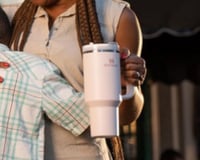 Achadinho Prime Day: Copo Stanley Quencher de 1,18 litros pela metade do preço