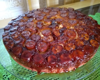 Bolo invertido de banana caramelada de liquidificador