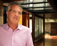 Aos 68 anos, Pedro Bial vive em mansão de R$ 20 milhões no Rio de Janeiro, construída em terreno inclinado, com vista para o Cristo Redentor e um pau-brasil centenário no jardim