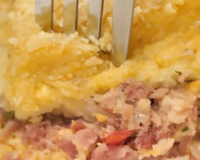 Receita fácil para o almoço: essa torta de flocão com carne seca e queijo coalho vai muito além do cuscuz