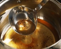Coletor de lixo revela o erro que muita gente comete ao descartar óleo de cozinha: descubra no TudoGostoso como fazer do jeito certo