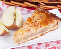 Eu corto as maçãs e despejo uma massa rápida por cima: são 5 minutos de trabalho, e o resto fica por conta do forno