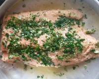 Salmão assado ao molho cítrico e de alcaparras