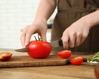 O jeito que você corta tomate pode estar errado e isso muda a textura da receita