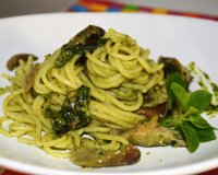 Espaguete ao molho de cogumelos e espinafre
