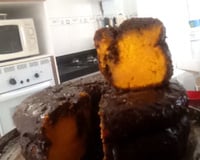 Bolo de cenoura com calda de chocolate
